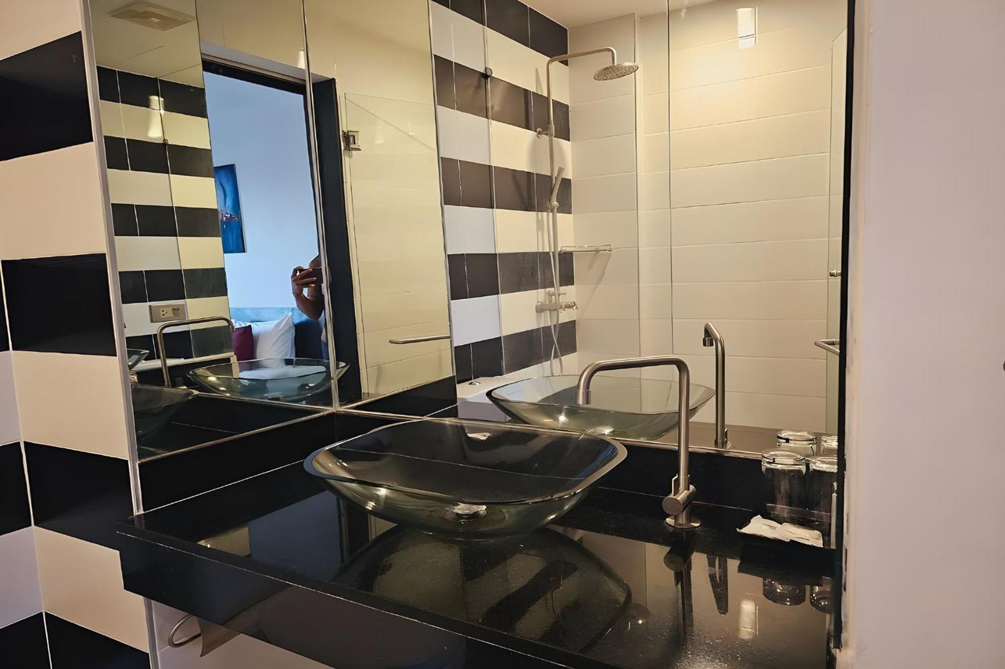 One World One Home Naiharn Hotel Rawai Luaran gambar