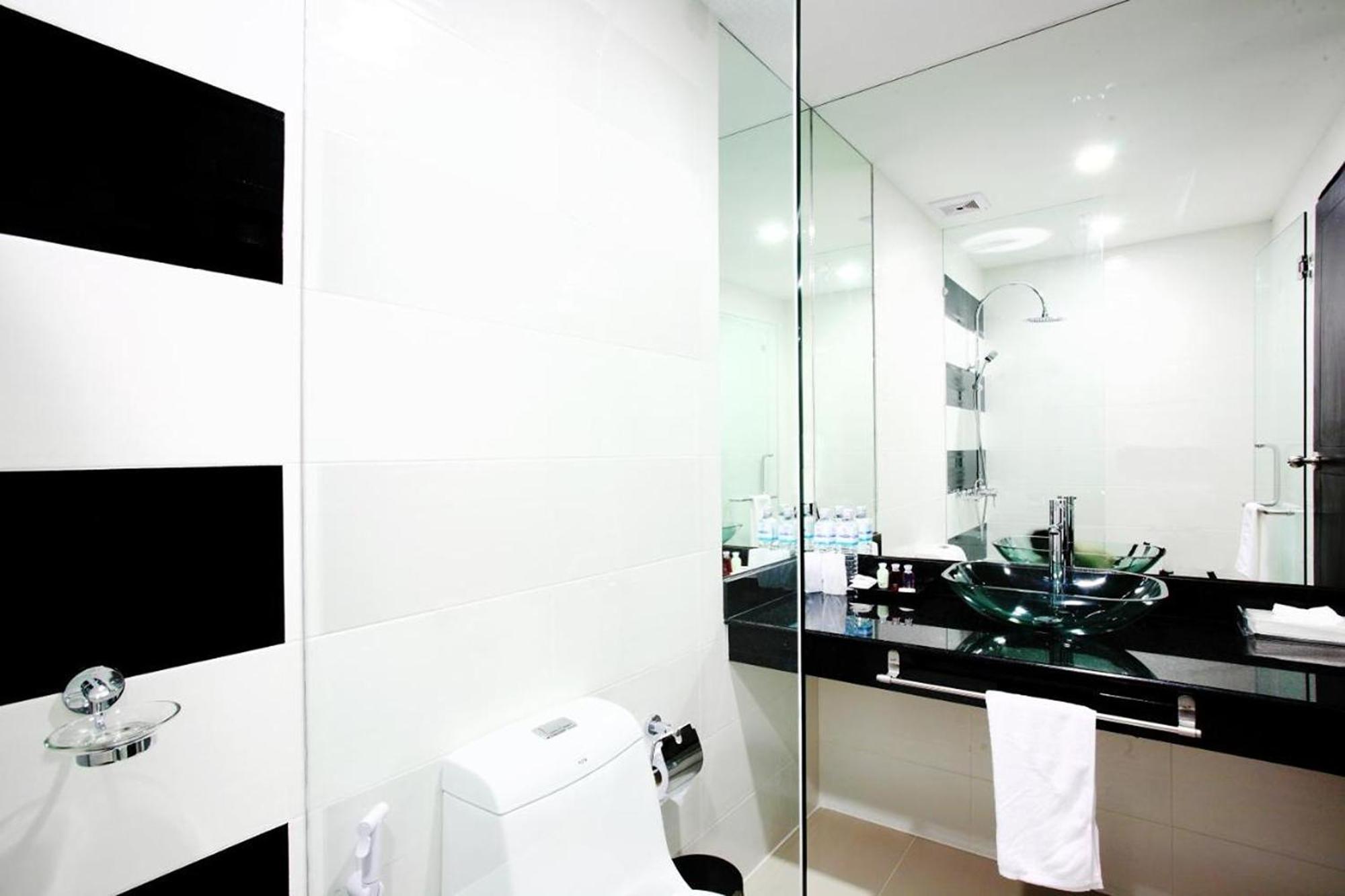 One World One Home Naiharn Hotel Rawai Luaran gambar