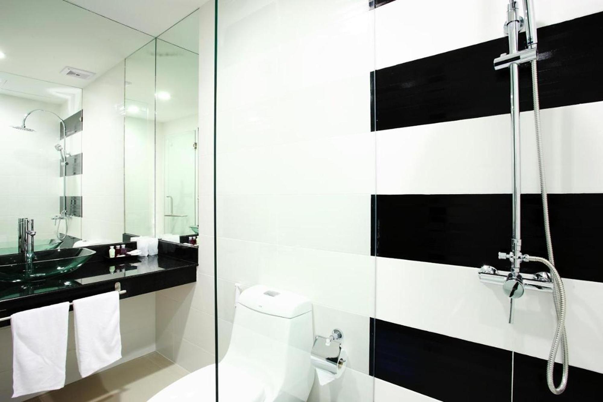 One World One Home Naiharn Hotel Rawai Luaran gambar